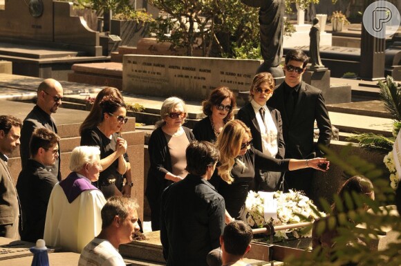 Pilar (Susana Vieira) chora no enterro de Nicole (Marina Ruy Barbosa) , em 'Amor à Vida'