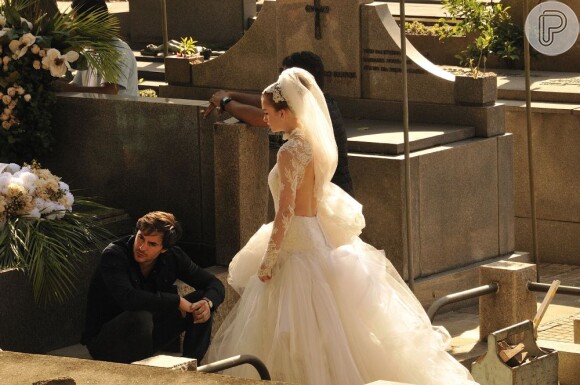 Nicole (Marina Ruy Barbosa) assombra Thales (Ricardo Tozzi) no dia de seu enterro, em 'Amor à Vida', em agosto de 2013