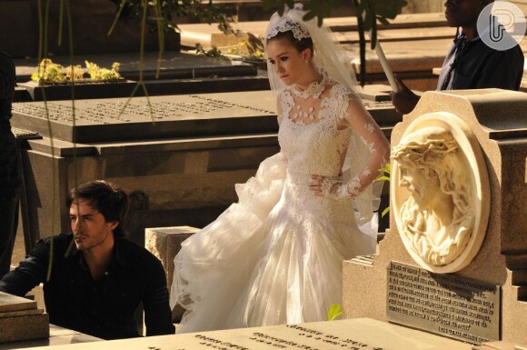 Marina Ruy Barbosa gravas cenas de Nicole em cemitério vestida de novia, em 'Amor à Vida'