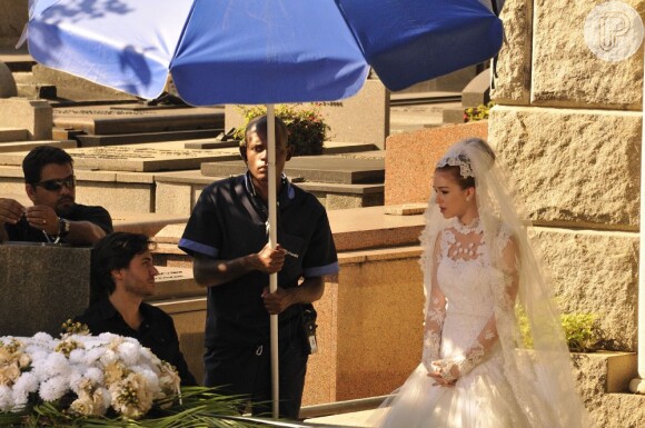 Marina Ruy Barbosa e Ricardo Tozzi gravam cenas do enterro de Nicole em 'Amor à Vida'