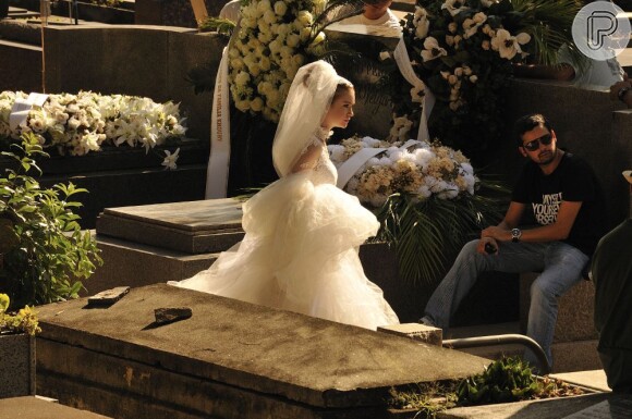 Marina Ruy Barbosa segura o véu de noiva durante as gravações de 'Amor à Vida'