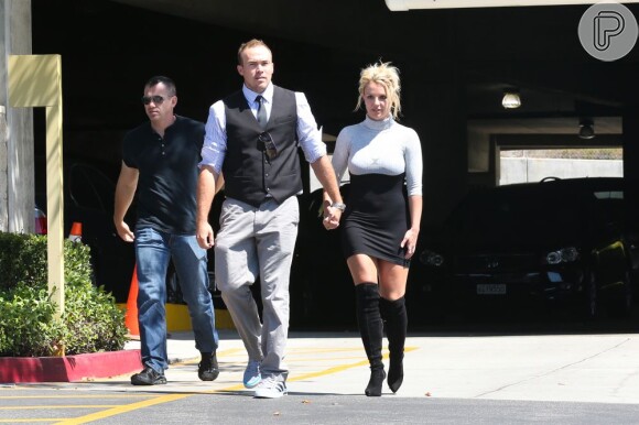 Britney Spears chega à igreja de vestido curto na companhia do namorado, David Lucado, em 4 de agosto de 2013