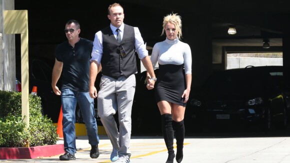 Britney Spears vai à igreja de vestido curtíssimo e botas com o namorado