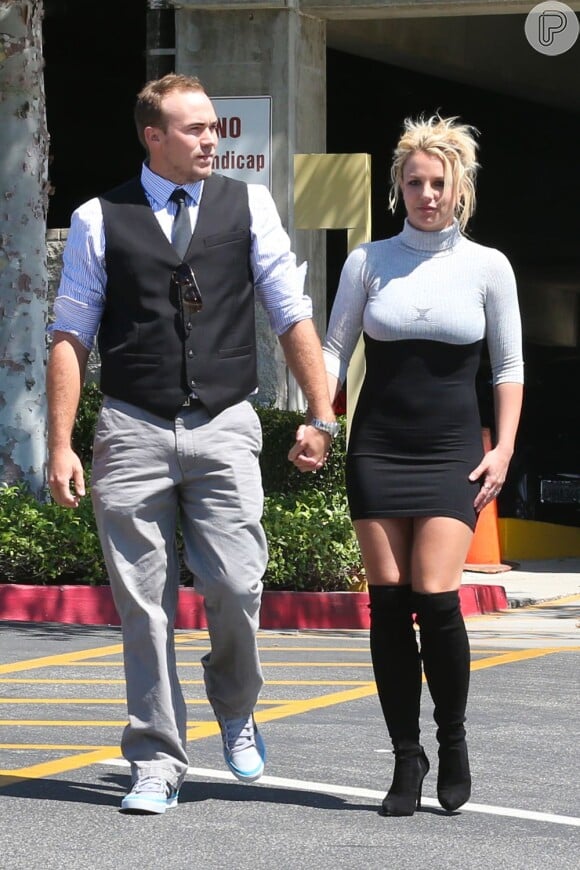 Britney Spears escolhe look ousado para ir à igreja