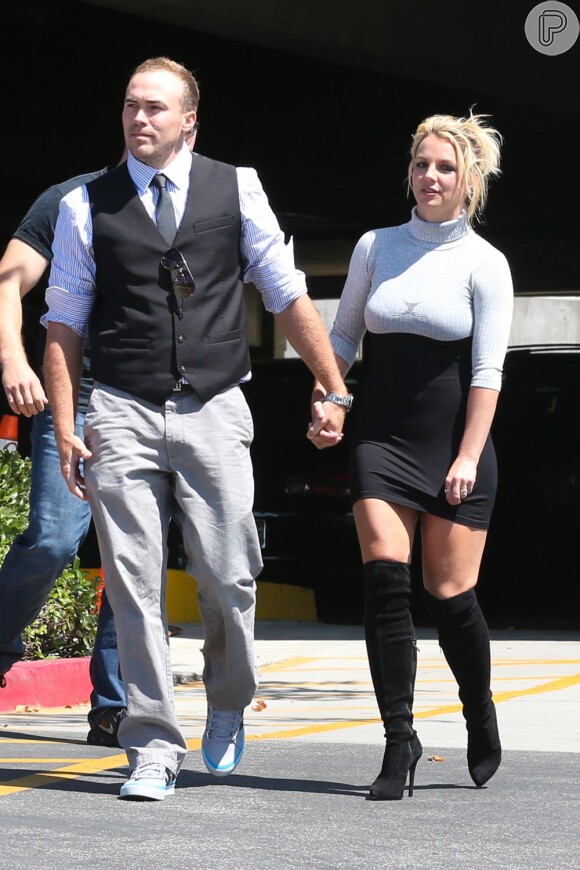 Britney Spears segura o vestido para não mostrar demais