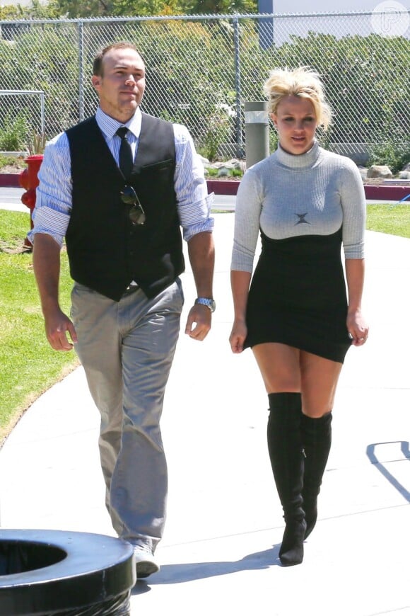 Britney Spears e o namorado, David Lucado, vão à missa