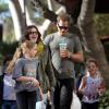 Drew Barrymore e Will Kopelman passeiam com crianças nos EUA
