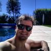 Amigo de Neymar curtiu a piscina retangular da casa do jogador. No jardim, esculturas de arte contemporânea valiosas