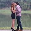 Marina Ruy Barbosa grava cena de beijo com Ricardo Tozzi no início do relacionamento do casal na trama de 'Amor à Vida'