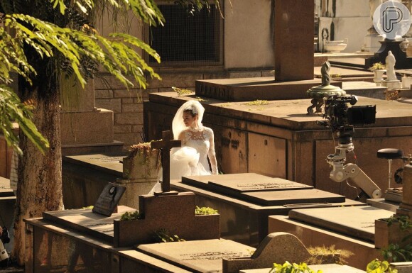 Marina Ruy Barbosa grava cenas de 'Amor à Vida' dentro de cemitério