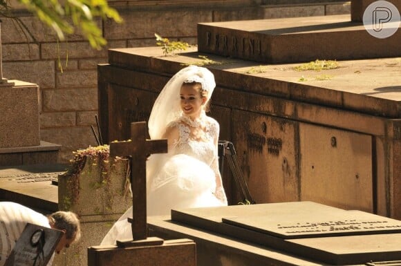 Marina Ruy Barbosa grava em cemitério e garante que não ficou com medo de deitar no caixão: 'Sem problemas'