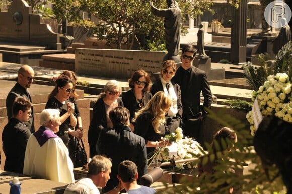 A cena do enterro de Nicole (Marina Ruy Barbosa), em 'Amor à Vida', foi gravada no cemitério São João Batista, em Botafogo, na Zona Sul do Rio de Janeiro. O elenco ficou bastante emocionado com a situação