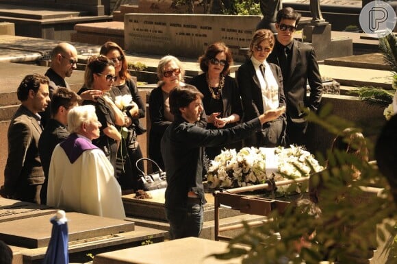 Thales (Ricardo Tozzi) se emociona no enterro de Nicole (Marina Ruy Barbosa). A cena foi gravada dentro do cemitério São João Batista, no Rio de Janeiro