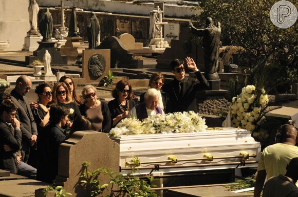 Nicole (Marina Ruy Barbosa) morre no dia do seu casamento e é enterrada. A cena foi feita em um cemitério de verdade, no Rio de Janeiro, e deixou o elenco emocionado