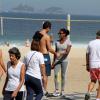 Glória Maria passeia pela orla da praia de Ipanema, encontra um amigo e recebe carinho