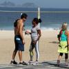Glória Maria passeia pela orla da praia de Ipanema e encontra um amigo em 8 de agosto de 2013