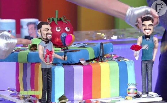 Monica Iozzi brincou com figuras representante Tomate, seu namorado, Cauã Reymond e Caio Castro no 'Vídeo Show': 'A realidade é muito pior do que a imaginação'