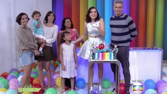 Monica Iozzi festeja 34 anos com visita da família ao vivo na TV: 'Não acredito'