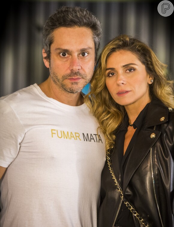 Romero (Alexandre Nero) e Atena (Giovanna Antonelli) são desmascarados durante um evento em que roubam o cofre dos anfitriões, na novela 'A Regra do Jogo', em novembro de 2015