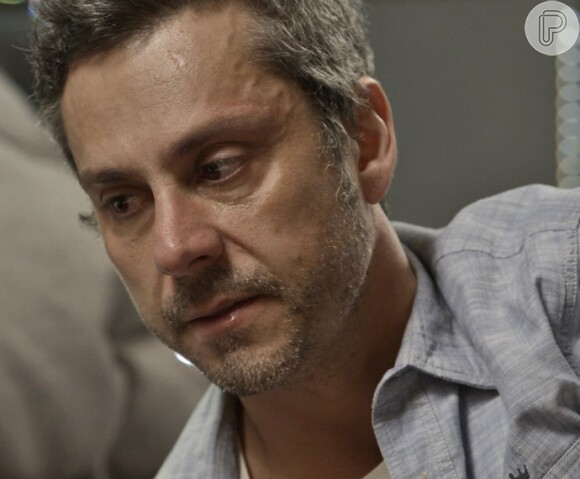 Romero (Alexandre Nero) fica mal ao ser desmascarado pelo dono da casa ao lado de Atena (Giovanna Antonelli), na novela 'A Regra do Jogo'
