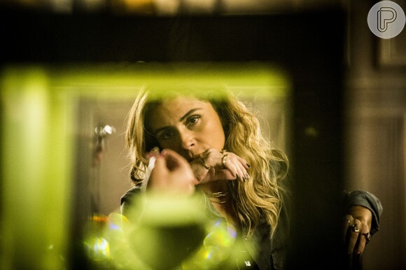 Atena (Giovanna Antonelli) consegue abrir o cofre, na novela 'A Regra do Jogo'