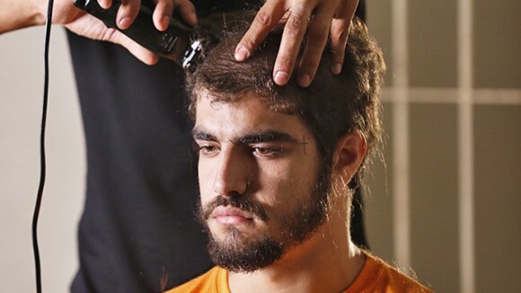 Caio Castro raspa a cabeça em cena da reta final da novela 'I Love Paraisópolis'