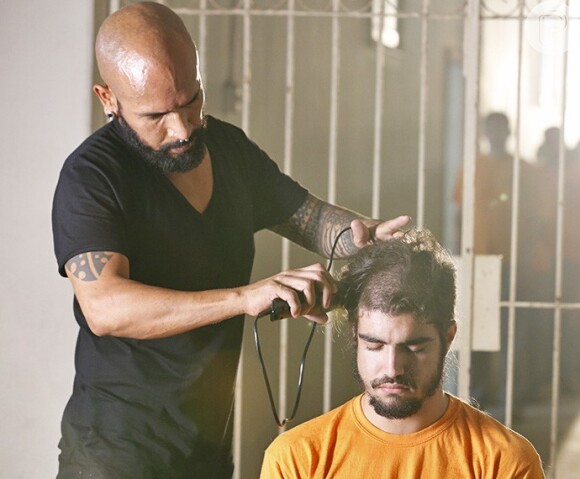 Grego (Caio Castro) terá os cabelos raspados ao ser preso, nos últimos capítulos da novela 'I Love Paraisópolis'