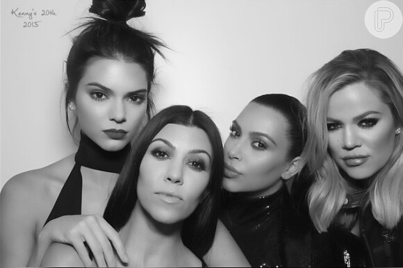 Kendall Jenner posa com as irmãs Kourtney, Kim e Khloé na festa de aniversário de 20 anos
