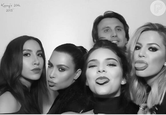 Khloé e Kim Kardashian fazem caretas com a irmã, Kendall Jenner, na sua festa de 20 anos