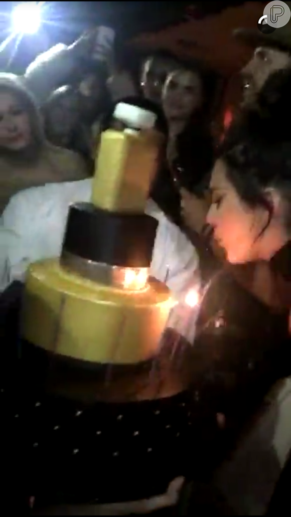 Kendall Jenner apaga as velinhas em festa de aniversário