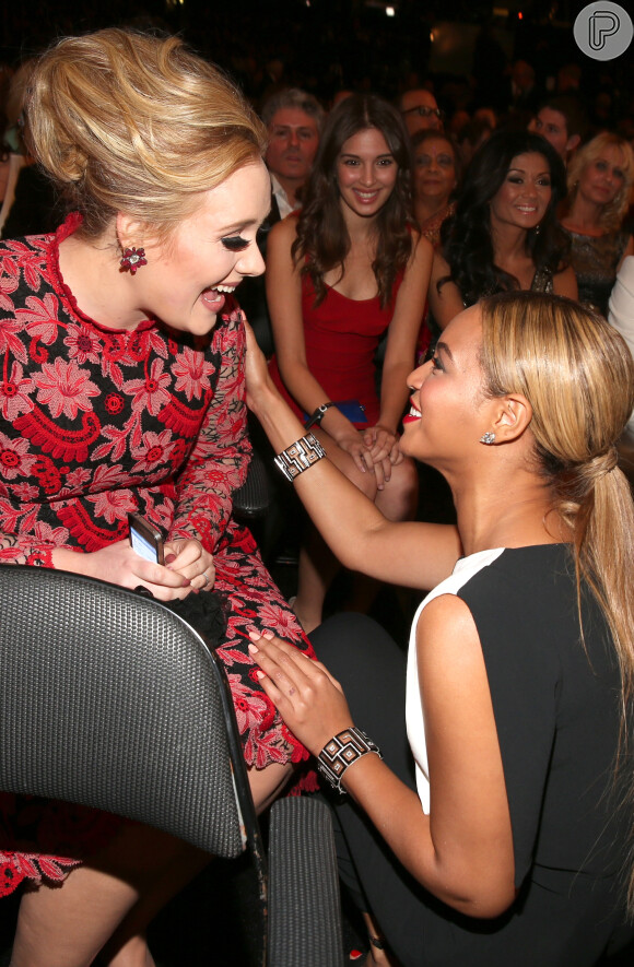 Adele teria recomendado que Beyoncé evitasse as redes para salvar casamento com Jay Z. 'Adele é intensamente privada e compartilhou um conselho que ela leva para vida', diz fonte da revista 'Now' nesta terça, 3 de novembro de 2015