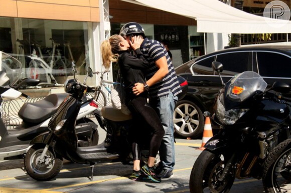 Danielle Winits beijou o namorado, Amaury Nunes, ao sair da academia na Barra da Tijuca