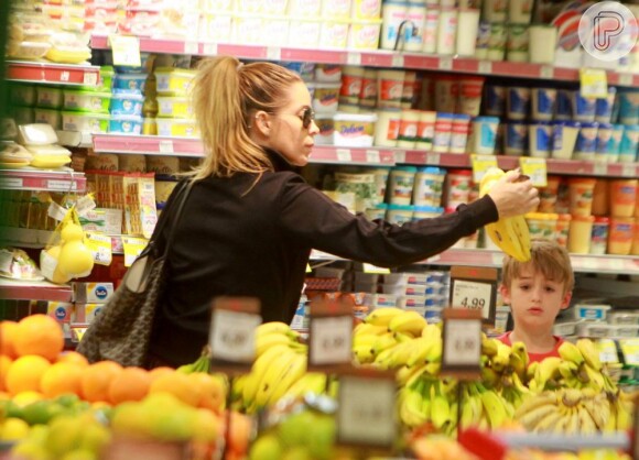 Danielle Winits foi flagrada escolhendo bananas em supermercado