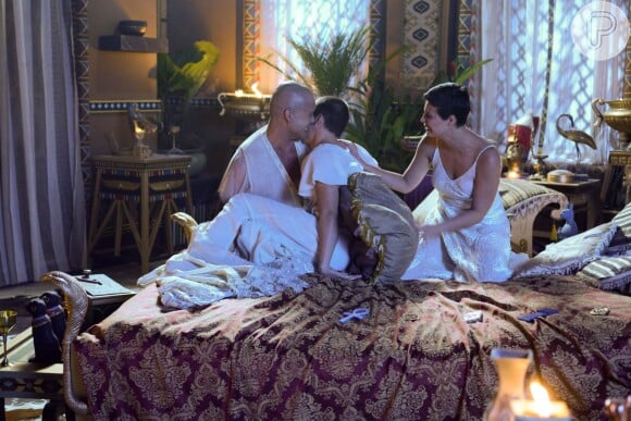 Ramsés (Sérgio Marone) e Nefertari (Camila Rodrigues) choram a morte do filho, Amenhotep (José Victor Pires), na novela 'Os Dez Mandamentos'