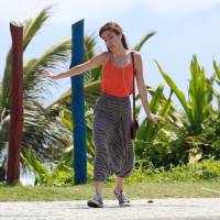 Maria Casadevall ouve música, dança e canta durante passeio por praia do Rio