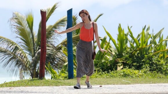 Maria Casadevall ouve música, dança e canta durante passeio por praia do Rio
