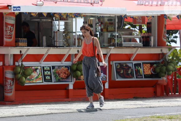 Maria Casadevall dançou ao ouvir música durante passeio pela praia da Barra da Tijuca, no Rio de Janeiro, na tarde desta quarta-feira, 4 de novembro de 2015