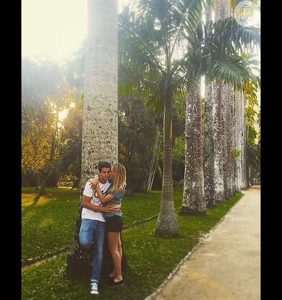 Enzo posou em clima de romance com a namorada, Carol Garson. 'Princesa', escreveu em seu Instagram