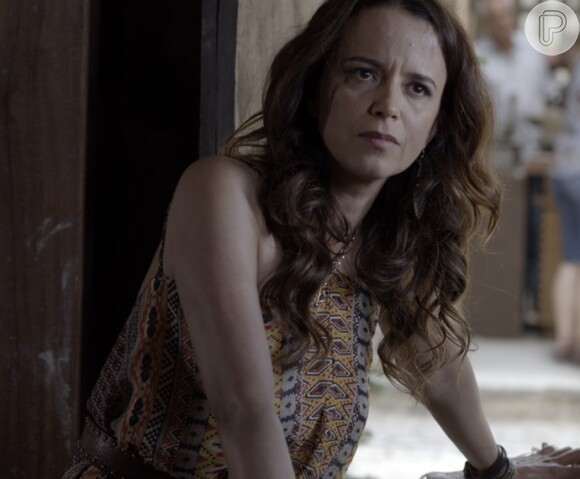 Severa (Dani Barros) diz a Felipe (Rafael Cardoso) que sabe de algo do passado de Melissa (Paolla Oliveira), mas não tem como provar, na novela 'Além do Tempo'