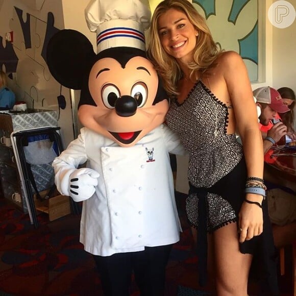 Grazi Massafera está curtindo dias de muita diversão em Orlando, na Flórida. A atriz posou com os personagens da Disney durante viagem feita com a filha