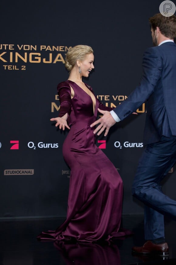 Jennifer Lawrence brinca ao encontrar o ator Liam Hemsworth