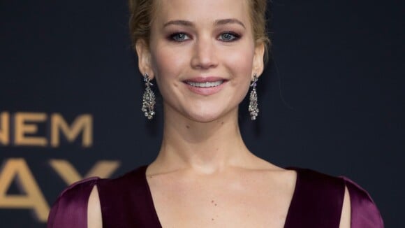 Jennifer Lawrence brilha com look decotado Dior em première de 'Jogos Vorazes'