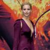 Jennifer Lawrence chamou a atenção exibindo um decote profundo durante a noite de première na Alemanha