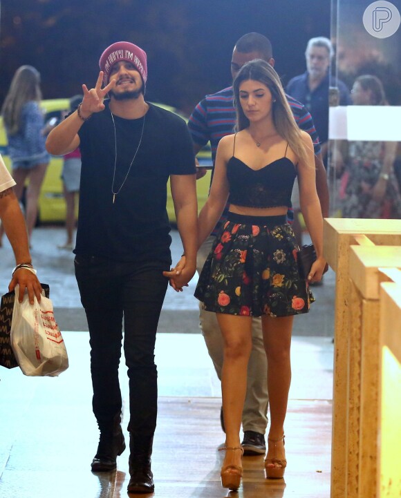 Luan Santana e a estudante Jade Magalhães reataram o namoro no final de setembro. No começo desta semana, o casal foi clicado deixando hotel do Rio de Janeiro