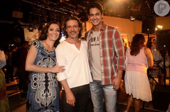 Raphael Viana com Cyria Coentro e Luiz Carlos Vasconcelos, que interpretam seus pais na novela 'Flor do Caribe'