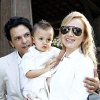 Eliana batiza o filho Arthur, de 2 anos, em São Paulo e se emociona