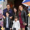 Celso Portioli posa com a família na festa de aniversário de Arthur, filho de Eliana e João Marcelo Bôscoli