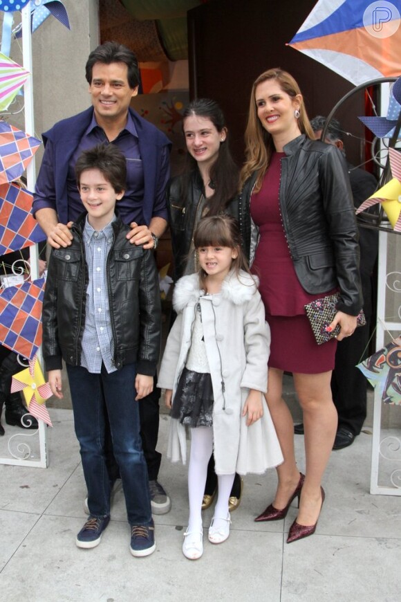 Celso Portioli posa com a família na festa de aniversário de Arthur, filho de Eliana e João Marcelo Bôscoli