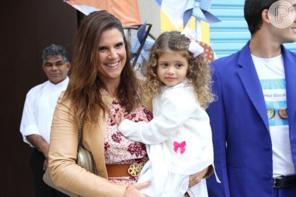Mariana Kpuffer e sua filha Victoria posam para foto na festa de aniversário de Arthur, filho de Eliana e João Marcelo Bôscoli