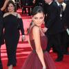 Na 61 ª edição do Primetime Emmy Awards, realizado no Nokia Theater, Mila optou por vestido vinho de tule para atravessar o red carpet